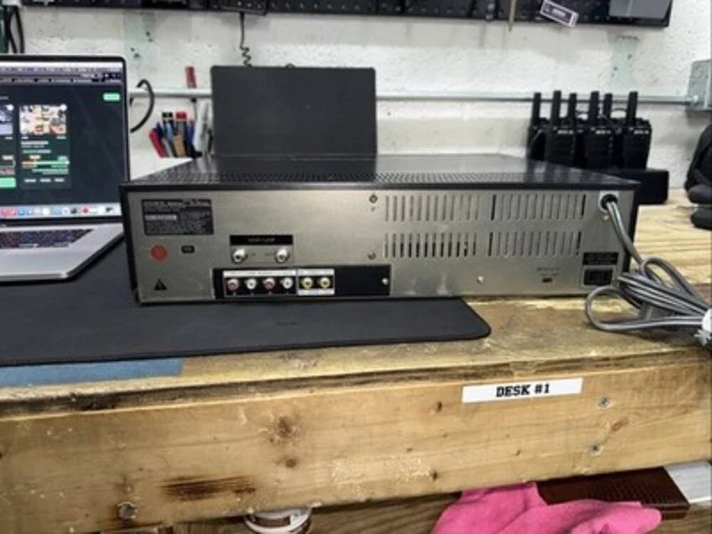 Sony SL-HF400 Betamax Super Beta Hi-Fi VCR Player RCA Video - POWERED ON - READ